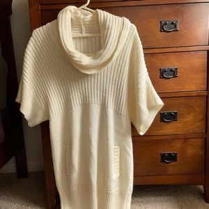 DKNYC XL cream short sleeve turtleneck sweater tunic with front pocket.